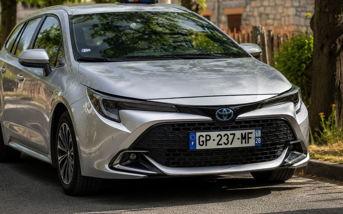L'Amotaxi, Toyota Corolla hybride grise, vue de face