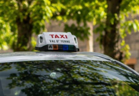 Le lumineux « TAXI Val d'Yerre » sur le toit de la Corolla